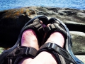 Bleka fötter, sandaler och en värmande sol, sommaren kommer