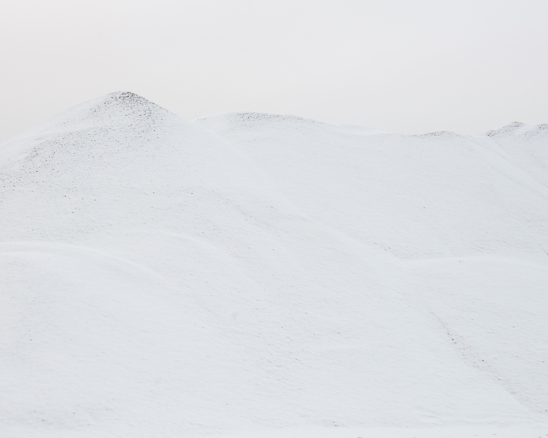 Snön ligger lätt på de utsatta topparna och stenen tittar fram där vinden kommit åt